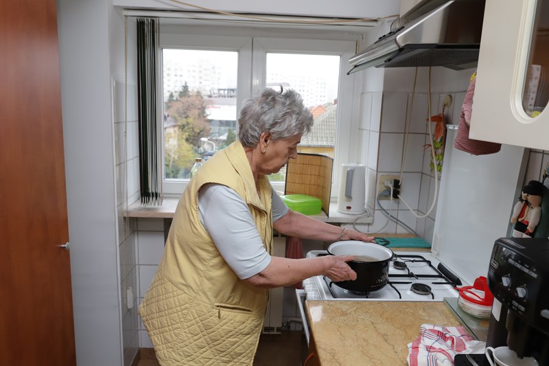 Elena are 88 de ani și suferă de Parkinson