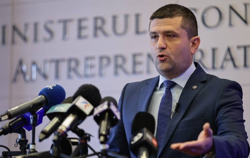 Cum câștigă 53.000 de lei pe lună un şef de companie din subordinea Ministerului Economiei: „Doar se uită pe geam și îndeplinește criteriile de performanță”