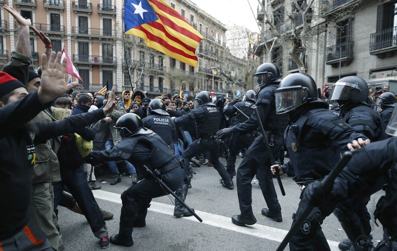Proteste de amploare în Catalonia, după arestarea lui Carles Puigdemont
