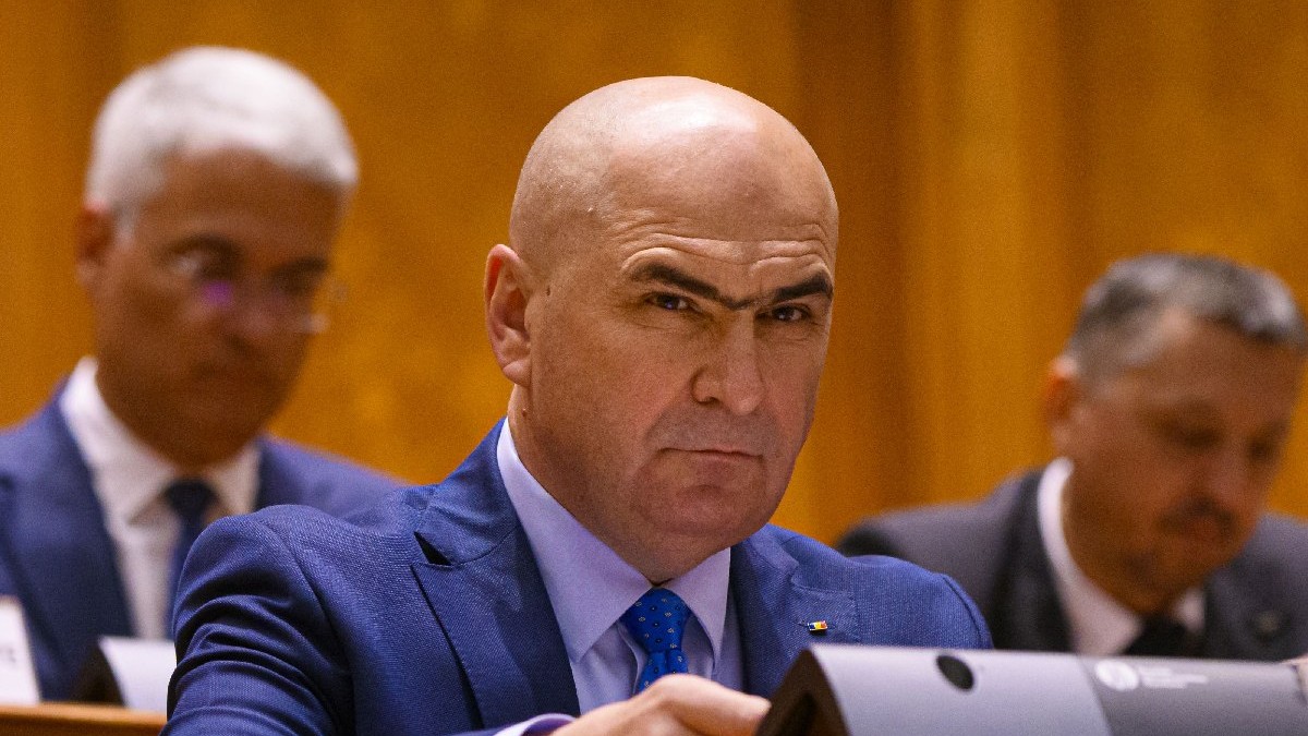 Premierul Ilie Bolojan participa la sedinta de plen a Parlamentului pentru asumarea raspunderii Guvernului pe pachetul de masuri fiscal-bugetare pentru reducerea deficitului, in Bucuresti, luni, 7 iulie 2025