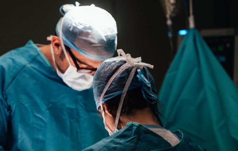 „Nu s-a înscris niciun medic rezident la bursa NeuroVida”. Lecția dură din neurochirurgia românească și povestea tânărului Radu