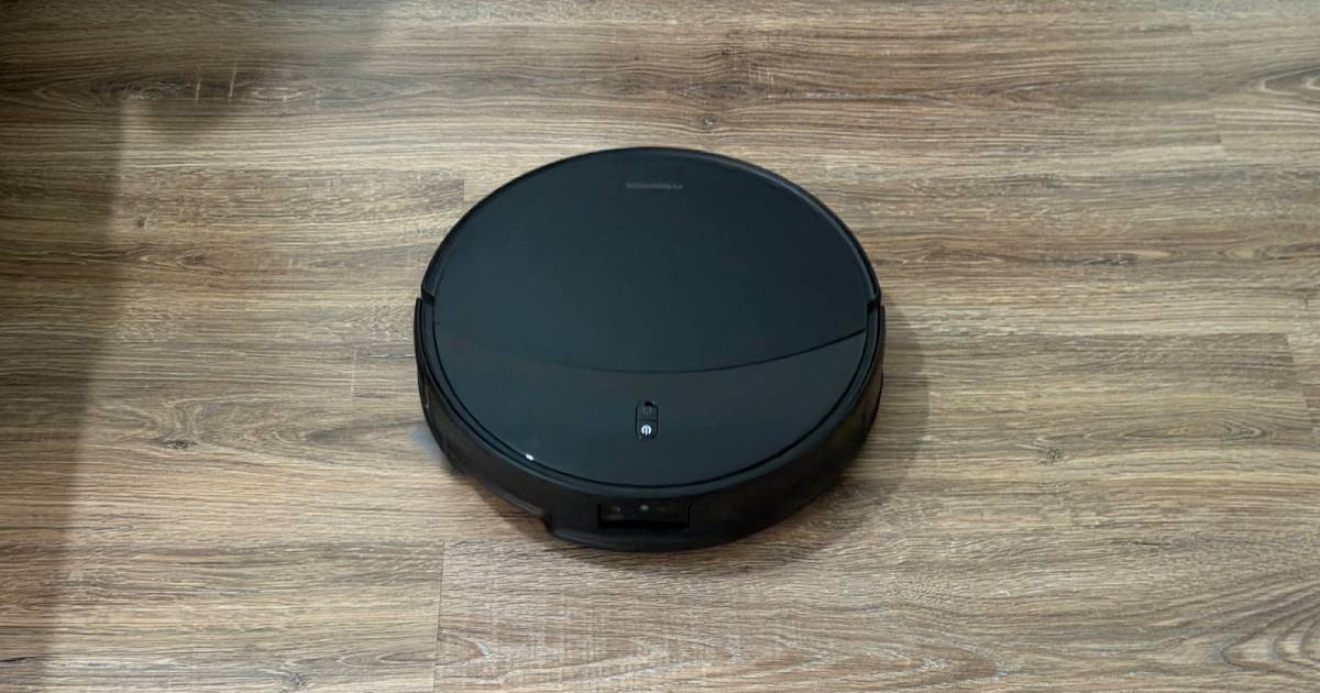 Roborock Saros 20 pe un parchet de culoarea lemnului.