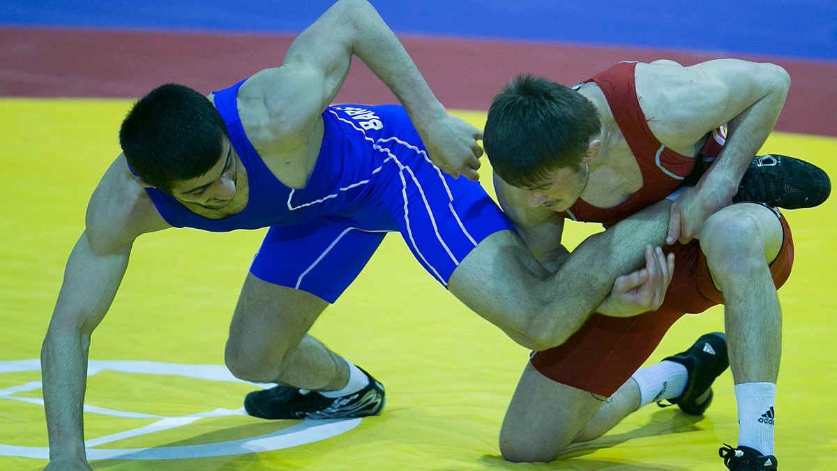Andrei Dukov (în roșu) pune la pământ un adversar. (FOTO:EPA)