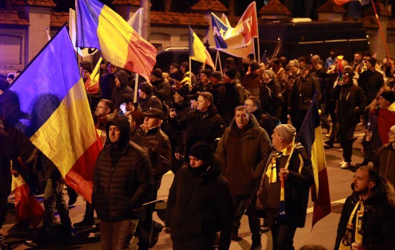 Mai mulți jurnaliști, agresați de susținători ai lui Călin Georgescu, la protestul AUR din București. „A fost trântit la pământ şi lovit cu pumnul în coaste”