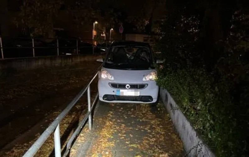 Un pensionar a luat-o cu Smartul pe trotuar și a rămas complet blocat în mașinuță. A fost salvat de pompieri prin geam, în Austria