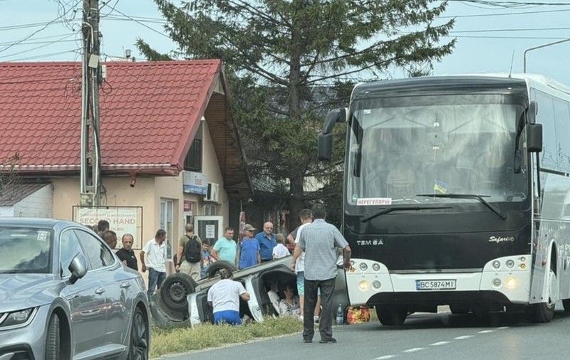 Accident pe E85 între un autocar în care se aflau 48 de persoane şi un autoturism. Două persoane sunt rănite