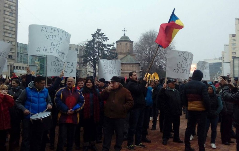 Miting pentru susținerea Guvernului Grindeanu, organizat la Pitești de PSD. Mii de oameni au ieșit în stradă