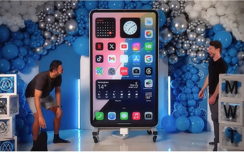 Cel mai mare iPhone din lume, construit de un YouTuber britanic. Este mai înalt decât statura unui om