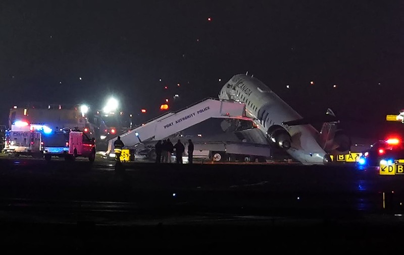 Un pasager de la bordul avionului care a lovit un camion pe pista LaGuardia din New York a povestit clipele de groază: „Pilotul a făcut tot ce a putut, știind că asta îl va costa viața”
