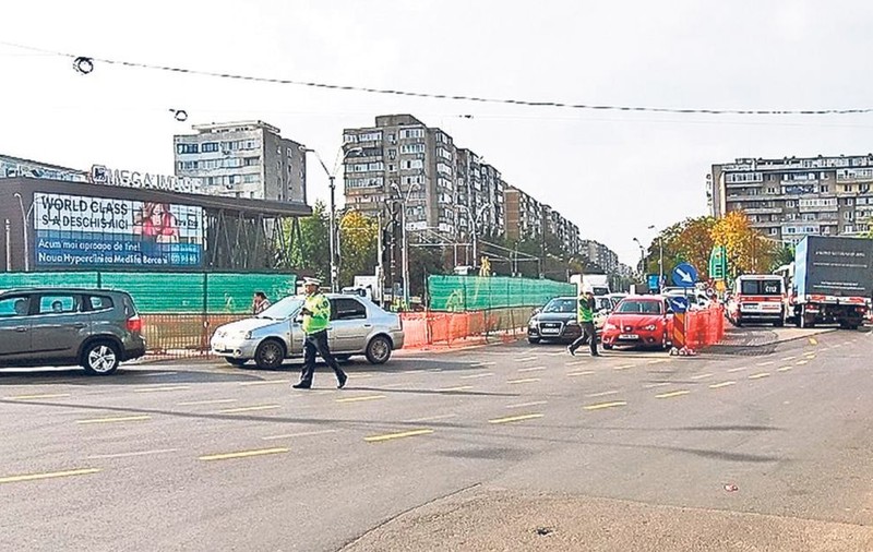A intrat cu mașina în stâlp și a dat peste cap circulația tramvaielor