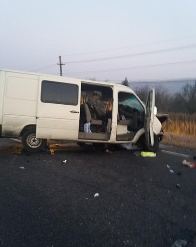 Accident grav în Mehedinți. Două persoane au murit după ce două microbuze s-au ciocnit