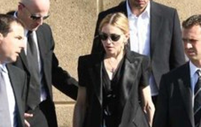 Madonna o consolează pe văduva celui ucis de scena turneului său