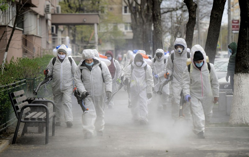 Pulverizarea străzilor cu dezinfectant este inutilă și poate fi chiar periculoasă. Iar ca risipă, e ca și cum am arunca bani în atmosferă