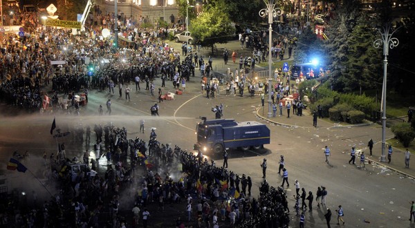 Jandarmeria a folosit inclusiv tunuri de apă pentru dispersarea participanților de la mitingul din 10 august 2018. Sursă foto: Hepta.