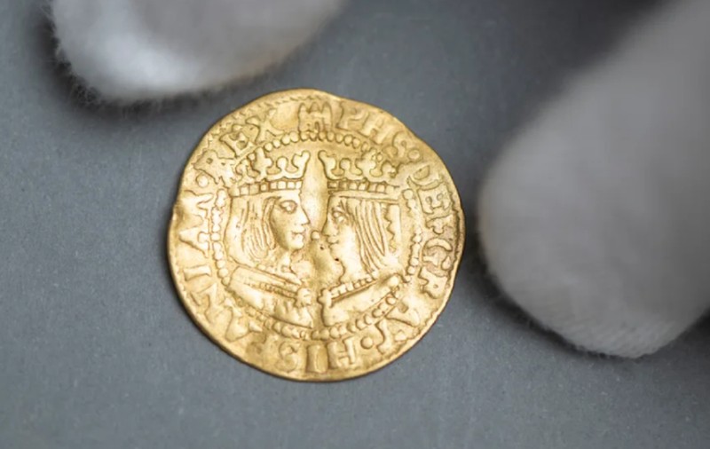 O monedă de aur, veche de peste 400 de ani, a fost descoperită într-o biserică din Germania de un muncitor