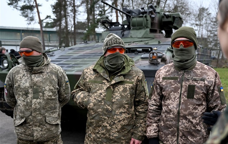 „Este ca diferența dintre un Mercedes și o Lada”. Un soldat ucrainean care se antrenează pe tancurile Leopard le compară cu cele sovietice