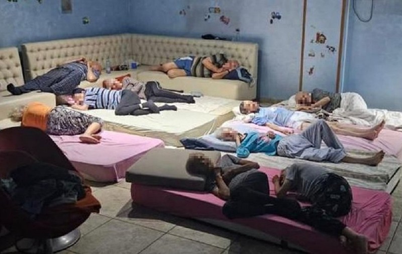 Încă un „azil al groazei” descoperit în București. 18 bătrâni, găsiți dormind pe saltele, înghesuiți, la demisol