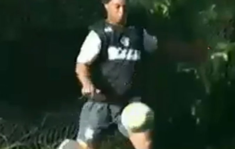 Video | Ronaldinho vine cu o nouă provocare: golul din spatele porţii