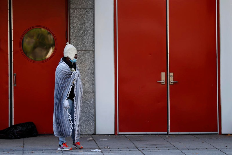 Un locuitor din orașul american Houston încearcă să facă față temperaturilor scăzute | Foto: EPA