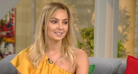 Roxana Ionescu zâmbește larg într-o emisiune de televiziune