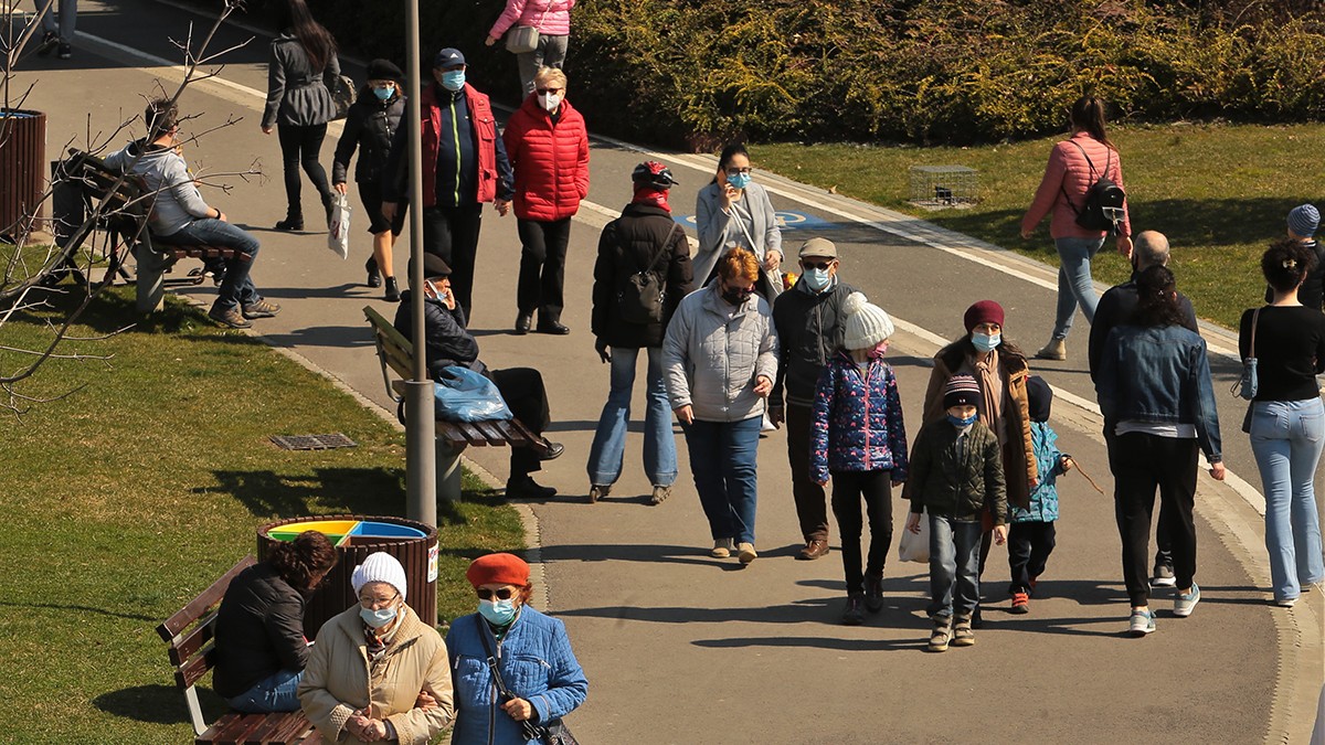Oameni cu mască în parc. Foto: Dumitru Angelescu / Libertatea
