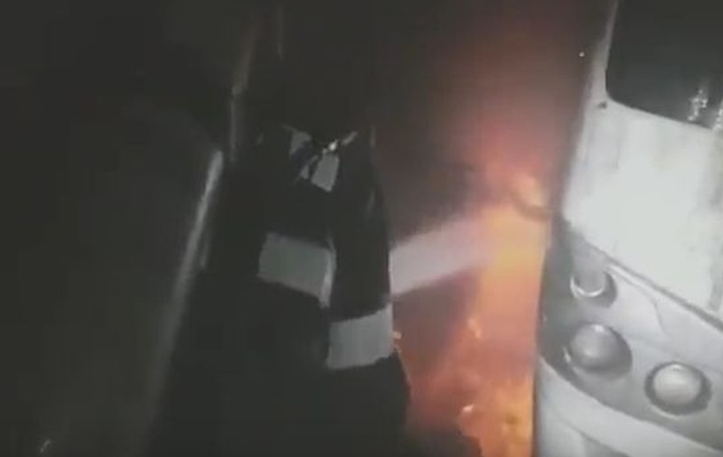 Incendiu în Salina Ocnele Mari din județul Vâlcea. Un autocar a luat foc