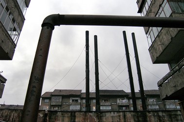 Coșurile unei vechi termocentrale din centrul orașului Petrila, județul Hunedoara. În 2006, Compania Națională a Huilei (CNH) a disponibilizat peste 1.000 de mineri. Foto: Hepta