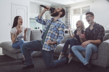Idei de jocuri și activități de Revelion - Karaoke