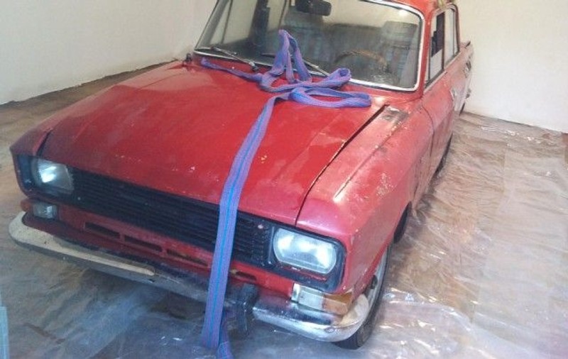 GALERIE FOTO | Cum arată un Moskvici abandonat, de 25 de ani, într-un garaj cu umezeală