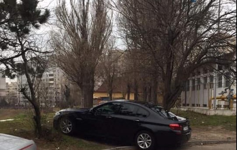 Imagini virale. Mașina primarului Constanței, parcată pe spațiile verzi ale orașului