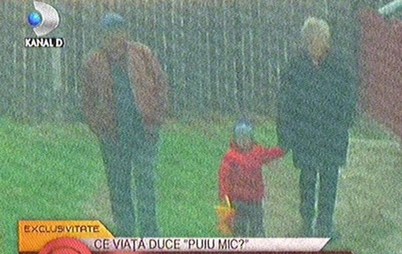 Foto | Iată cum se plimbă fiul Mădălinei Manole, cu părinții lui Petru Mircea