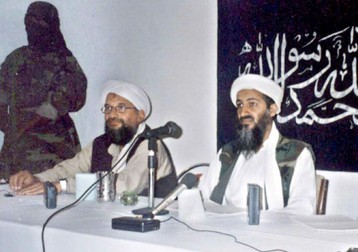 Ayman al-Zawahiri, alături de bin Laden, într-o imagine de arhivă FOTO: EPA