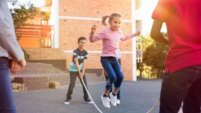 elevi-curtea-scolii-shutterstock