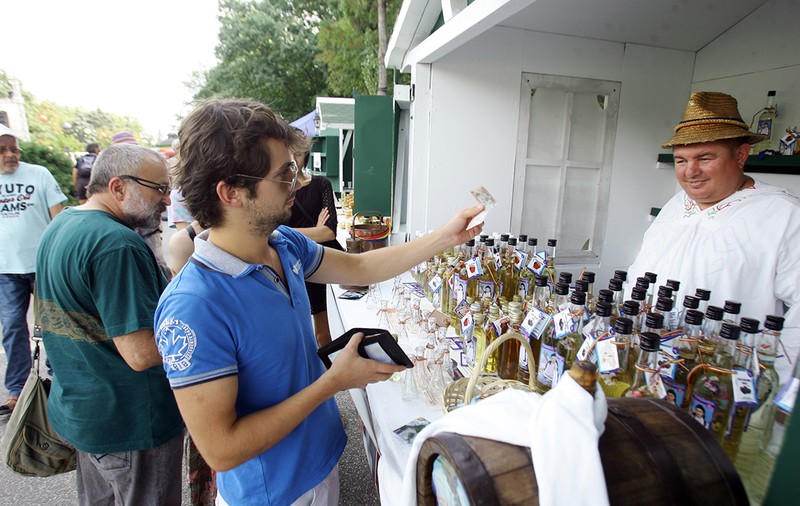 Consiliul Județean Covasna organizează ”Competiția pălincilor”. Scopul concursului de băut: ”Formarea unei culturi a consumului civilizat de pălincă”, în cel mai sărac județ din țară