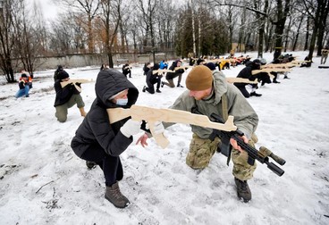 Civili ucraineni participă la un poligon de antrenament militar în cadrul unui program desfășurat de veteranii batalionului Azov, în Kiev, pe fondul amenințării invaziei ruse, 12 februarie 2022 | Foto: Profimedia
