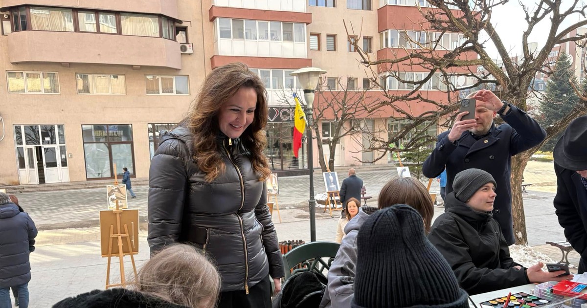 Ministrul Culturii, Natalia Intotero, și copiii aflați în ger, în Târgu Jiu