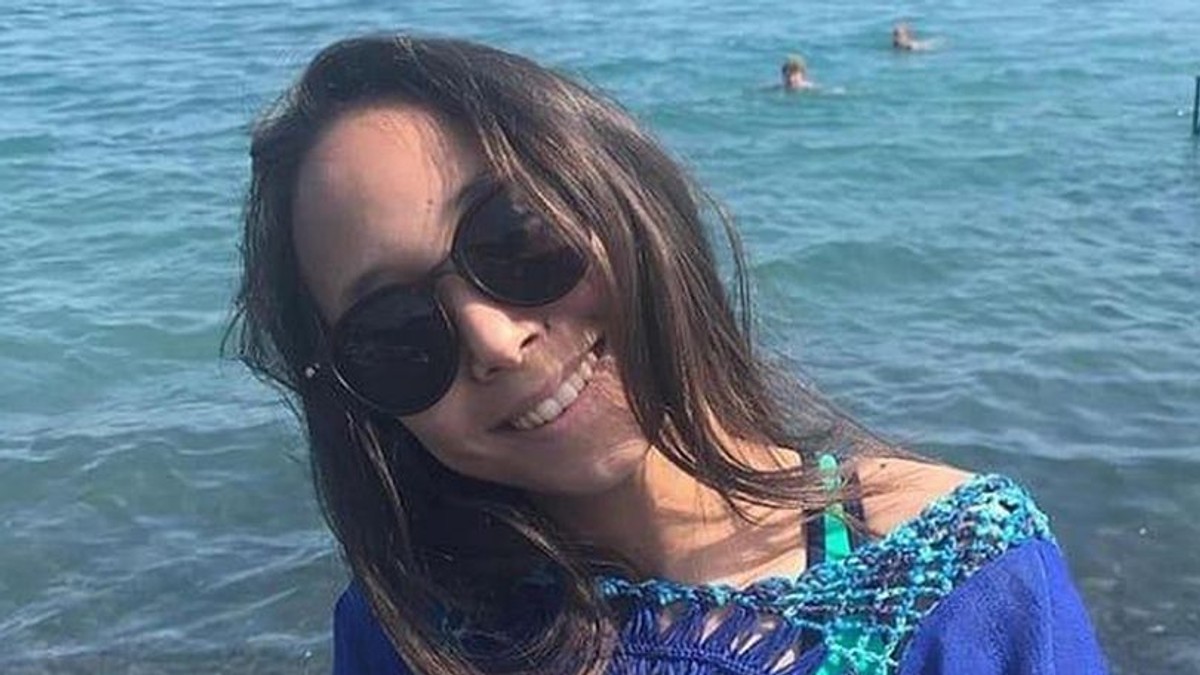 O fată de 14 ani și-a lăsat telefonul la încărcat pe pernă și a adormit ascultând muzică. Aparatul a explodat și tânăra a murit pe loc