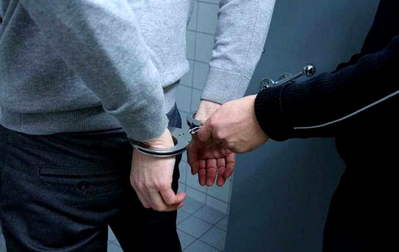 Bărbat din Tulcea, arestat după ce a aruncat cu benzină în casă și pe fiul său și i-a dat foc