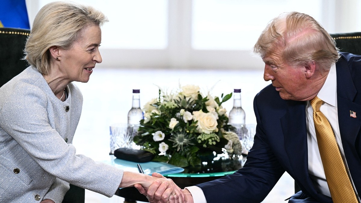 Președintele SUA, Donald Trump (dreapta), strânge mâna președintei Comisiei Europene, Ursula von der Leyen (stânga), în timpul unei întâlniri la Turnberry, în sud-vestul Scoției, pe 27 iulie 2025, în a treia zi a vizitei sale în această țară, de la începutul celui de-al doilea mandat prezidențial.