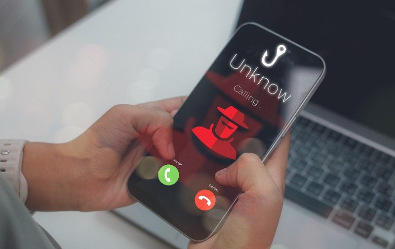 O persoana cu telefonul în mână, primește un apel necunoscut