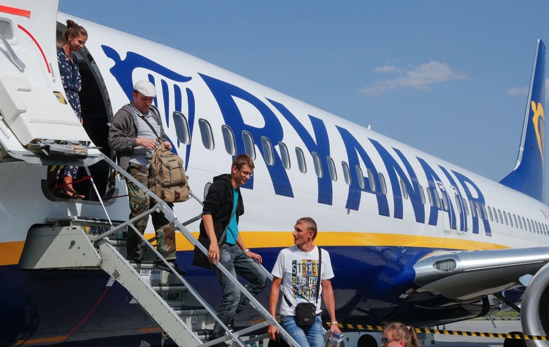 Avertismentul transportatorilor aerieni: nu vor mai exista zboruri low-cost, dacă e impusă distanțarea în avioane
