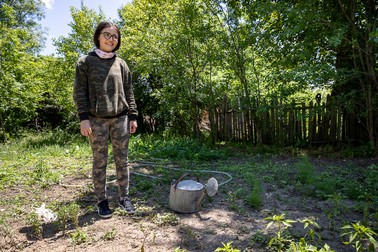 Oana, în grădina cu zarzavaturi, la care a muncit cot la cot împreună cu părinții și frații ei mai mari