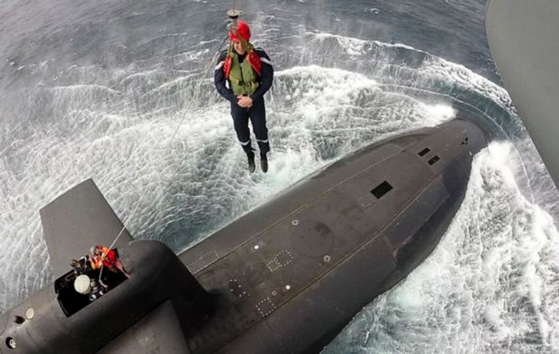 Emmanuel Macron, transportat cu elicopterul către un submarin nuclear francez