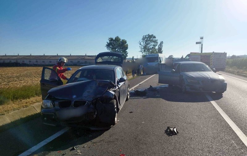 Trei mașini, implicate într-un accident în Suceava. Un copil și doi adulți, duși la spital