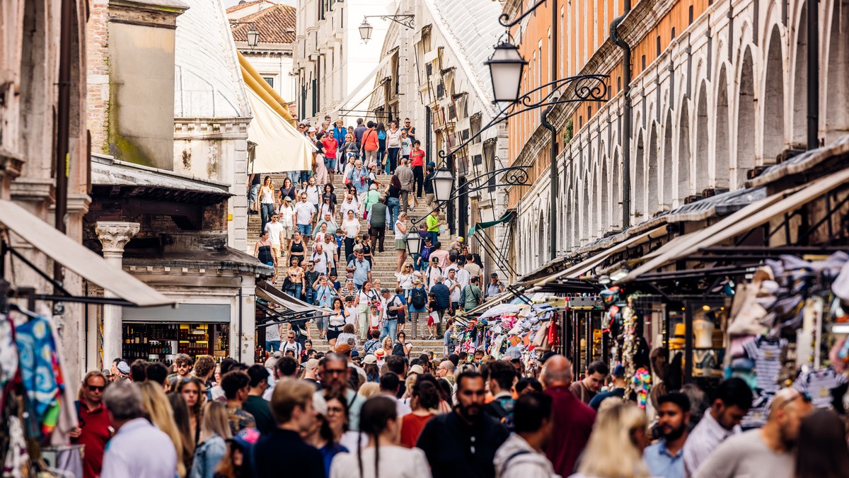 Mulțimi de turiști pe Podul Rialto, Veneția, Veneto, Italia