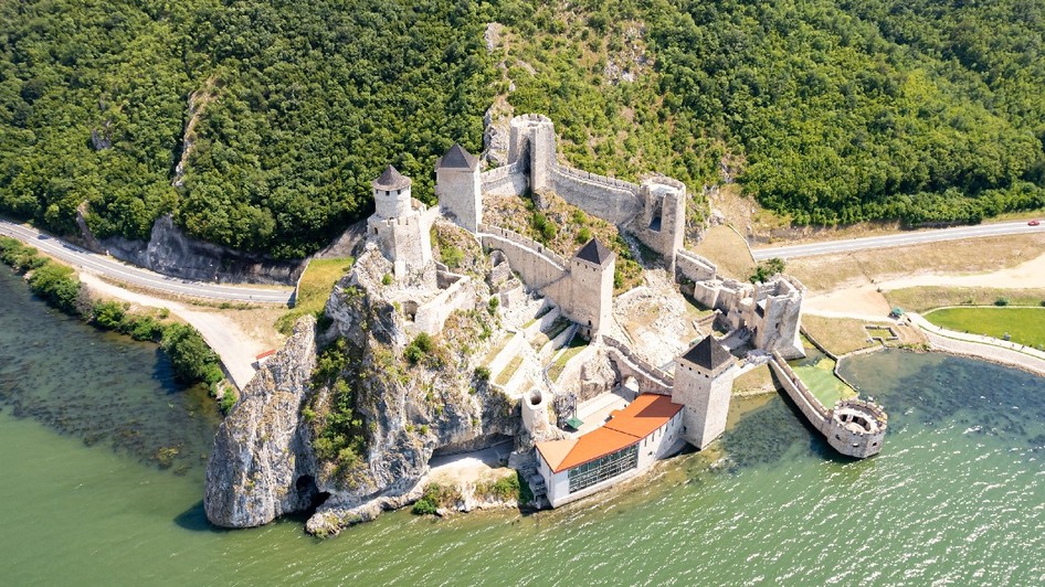 Vedere din dronă asupra celebrei cetăți Golubac din Serbia, situată pe malurile Dunării