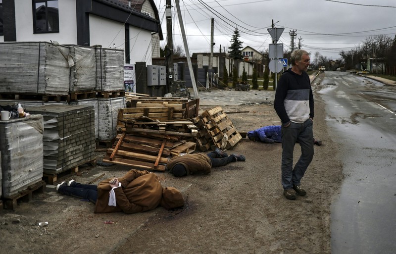 Mai multe cadavre zac pe o stradă din orașul Bucha, aflat în apropiere de Kiev. Victimele au mâinile legate la spate și răni în zona capului. Foto: Profimedia