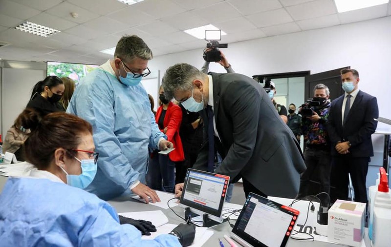 Marcel Ciolacu s-a vaccinat cu doza a treia: „Vă îndemn pe toți să vă vaccinați"