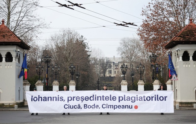 Protest în fața MAI și la Cotroceni. USR cere demiterea ministrului Lucian Bode, acuzat de plagiat