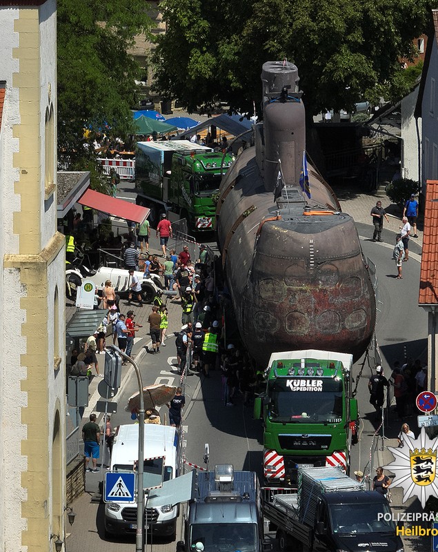 Submarin de 48 de metri, filmat pe străzile înguste ale unui oraș german! Sute de oameni au ieșit din case pentru a vedea transportul special